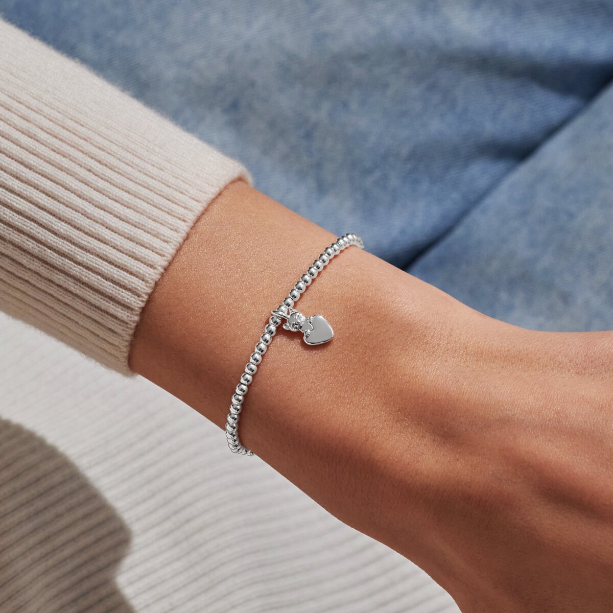 Joma jewellery stretch beaded bracelet with hanging charm featuring a cat and a heart presented on a foil stamped sentiment card.